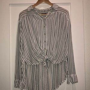 BLACK AND WHITE STRIPED BUTTON DOWN